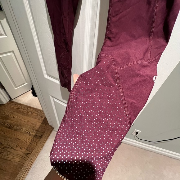 Lulu lemon burgundy scallop leggings - Picture 2 of 3